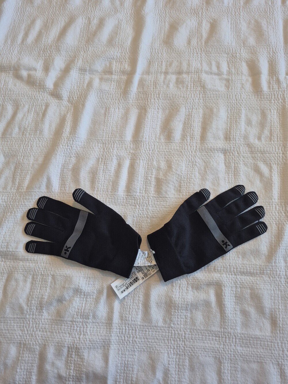 Kipsta men's Decathlon Seamless sports liner Gloves SR Black, item # 1838442 NEW